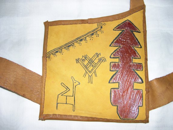 Pochette ventrale en cuir et fibre de palmier vue en d&eacute;tail