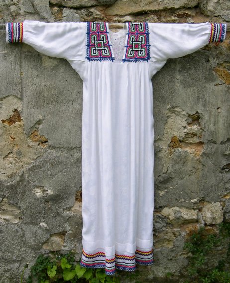 Robe Kabyle blanche &agrave; galons en laine