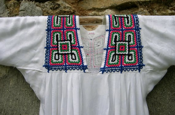Robe Kabyle blanche &agrave; galons en laine encolure