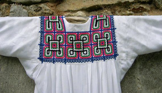 Robe Kabyle blanche &agrave; galons en laine