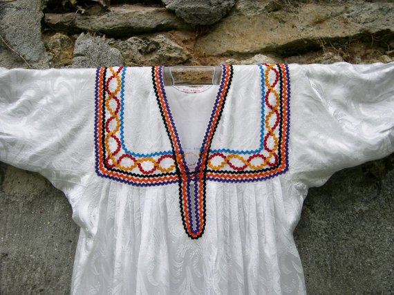 Robe Kabyle blanche &agrave; galons encolure