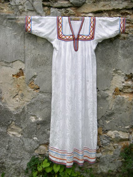 Robe Kabyle blanche &agrave; galons