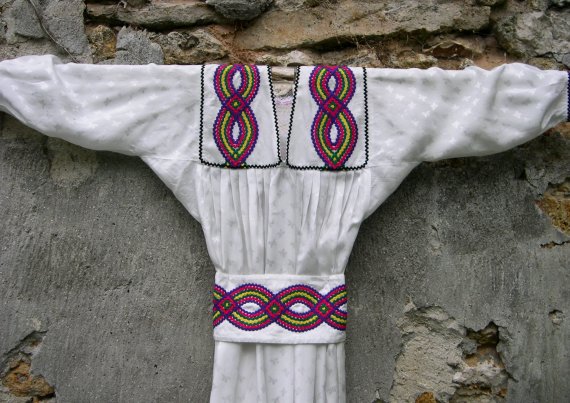 Robe blanche Le Huit d&eacute;tail de l'encolure