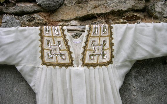 Robe en lin et soie d&eacute;tail de l'encolure