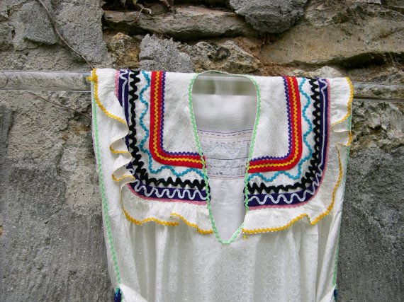 Robe Kabyle blanche &agrave; volants d&eacute;tail