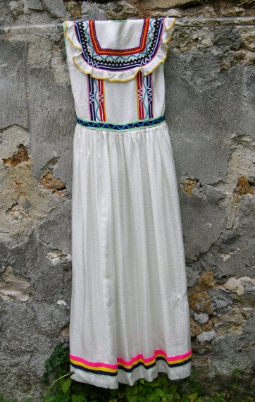 Robe Kabyle blanche &agrave; volants dos