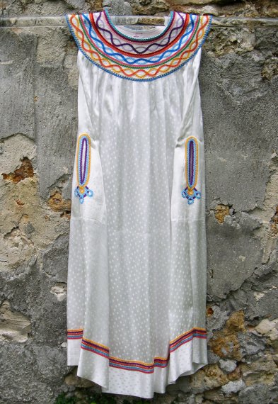 Robe blanche &agrave; galons en arrondi