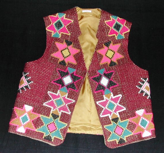 Gilet en toile de jute rebrod&eacute;