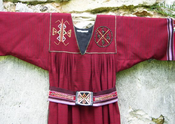 Robe en Fouta ancienne d&eacute;tail de l'encolure