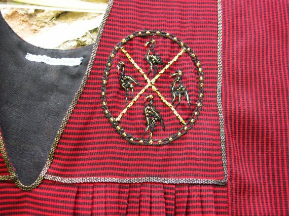 D&eacute;tail des broderies de l'encolure 1