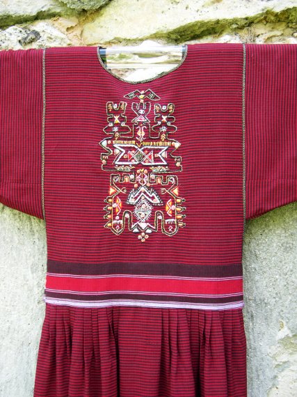 Robe en Fouta ancienne d&eacute;tail de l'encolure vue de dos