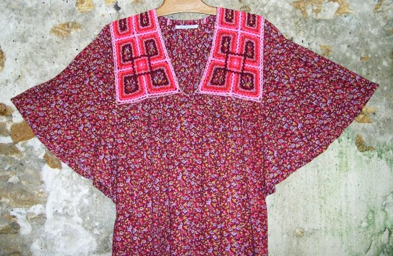 Robe Kabyle avec manches rondes d&eacute;tail de l'encolure