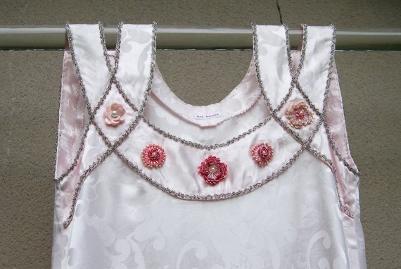 Robe &agrave; Roses perl&eacute;es d&eacute;tail de l'encolure