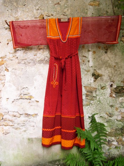 Robe rouge orang&eacute;e