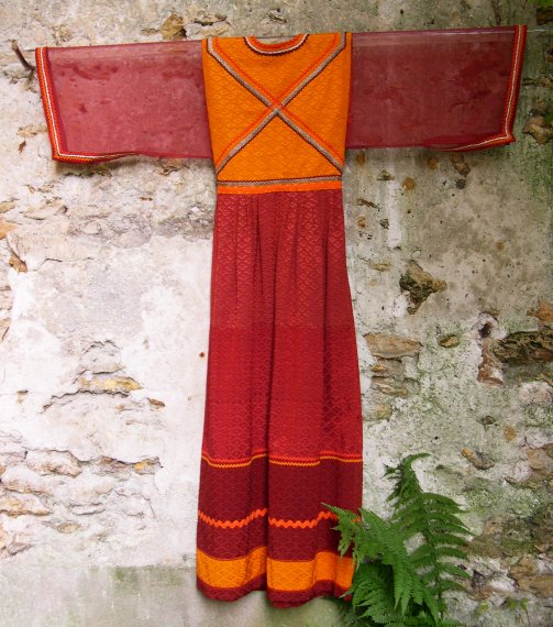 Robe rouge orang&eacute;e dos