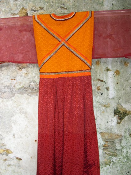 Robe rouge orang&eacute;e D&eacute;tail du dos de la robe