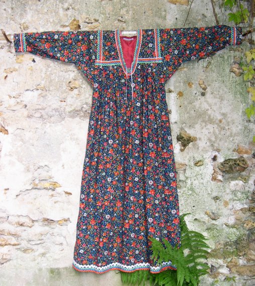 Robe Kabyle en tissu coton &agrave; fleur et galons