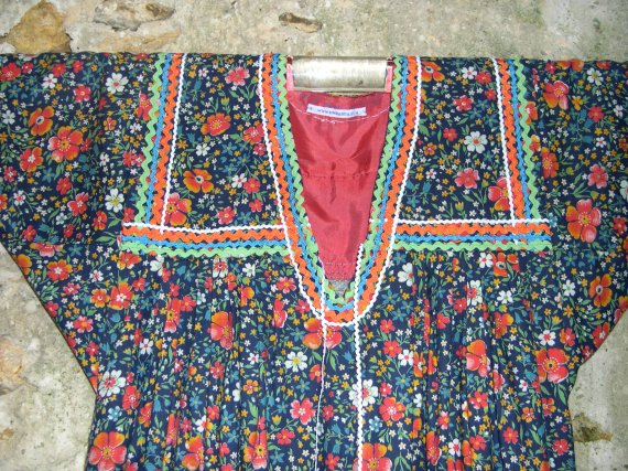 Robe Kabyle en tissu coton &agrave; fleur et galons d&eacute;tail encolure