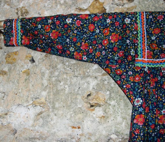 Robe Kabyle en tissu coton &agrave; fleur et galons d&eacute;tail de la manche