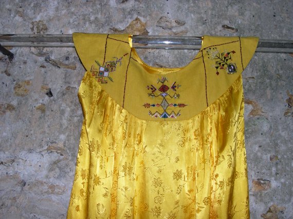 Robe jaune d&eacute;tail de l'encolure