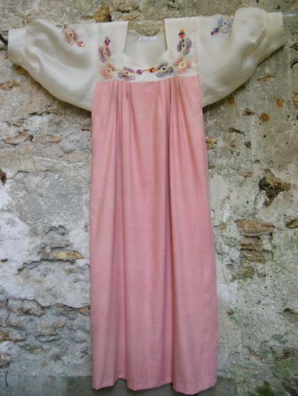 Robe avec empi&egrave;cement et manches en soie