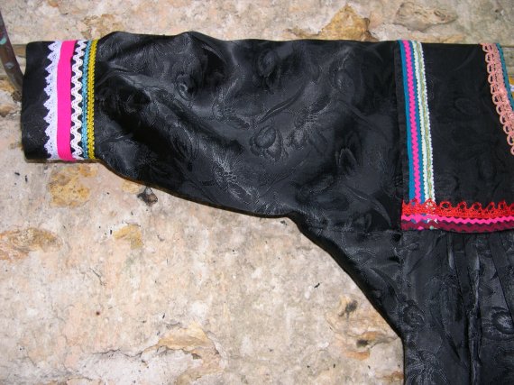 Robe Kabyle noire &agrave; galons d&eacute;tail de la manche