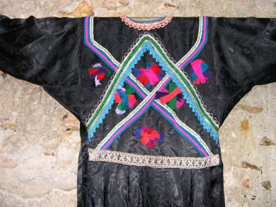 Robe Kabyle noire &agrave; galons d&eacute;tail du dos