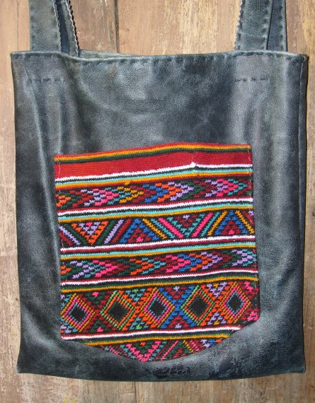 Sac en cuir bleu et tissage de Tamanrasset vue en d&eacute;tail